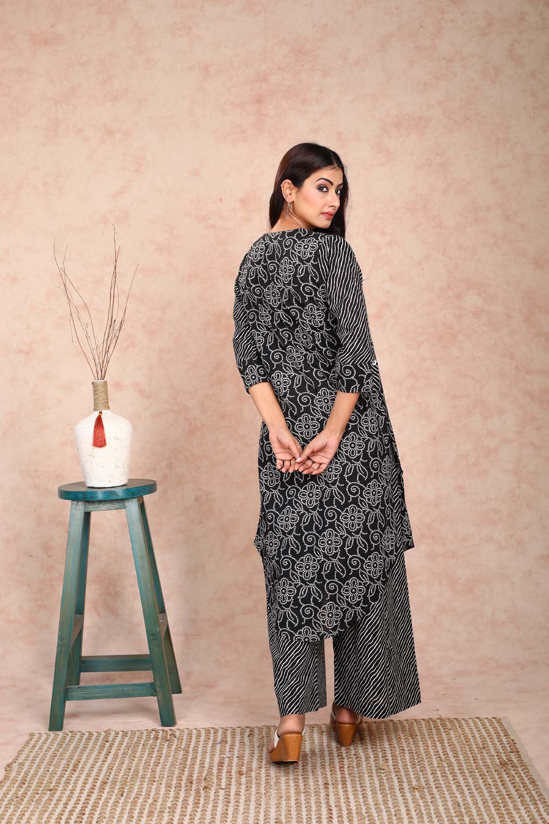 Black and White Quilted Jacket (With Sleeves) UCJ0003F