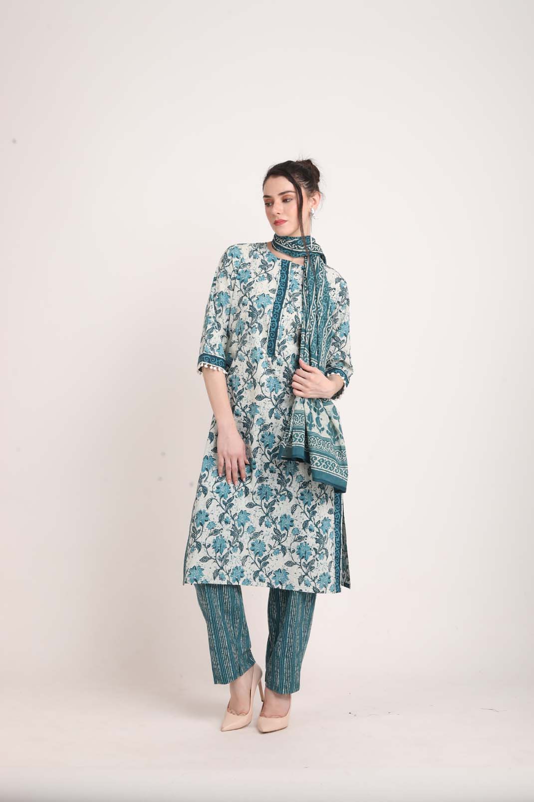 Cream Floral Printed Straight Kurta UCK22176